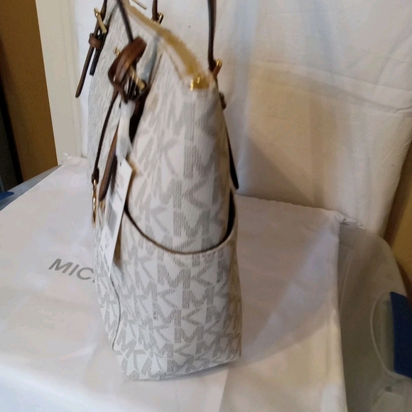 Michael Kors Jet Set MD Saffiano Leather Tote Handbag In VANILLA/LUGG - Picture 6 of 14